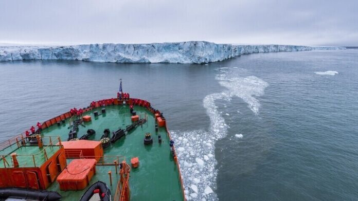 Icebreaker apporaching a massive glacier on Mc Clintok or Klintok Island, Franz Josef Land archipelago, Russia, Europe - iblrun06946267.jpg